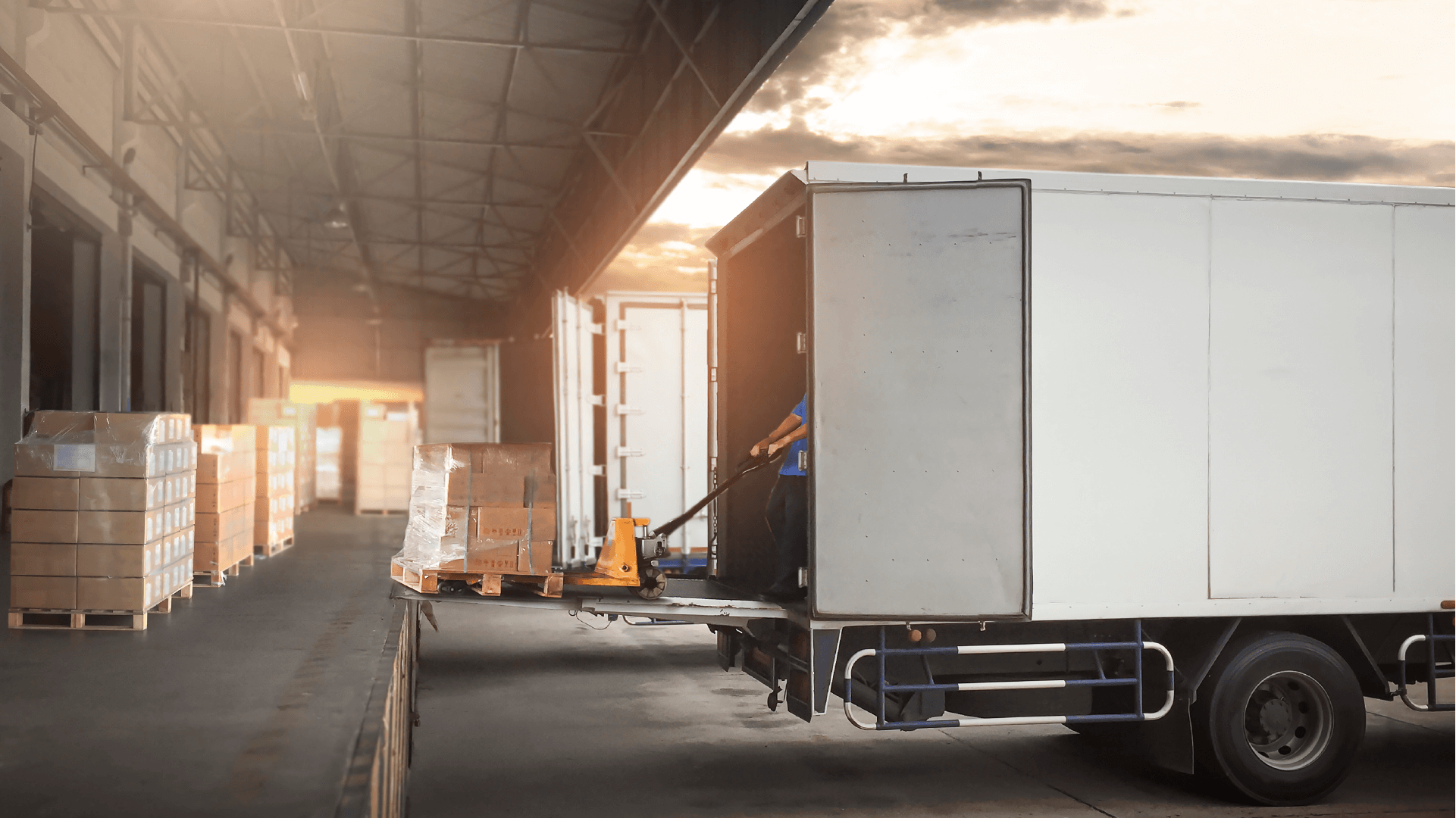 LKW bei der Warenanlieferung am Wareneingang @Siwakorn1933 stock.adobe_.com_